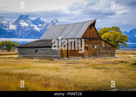 Iconic Mormon Scheune mit Grand Tetons in der Entfernung Stockfoto