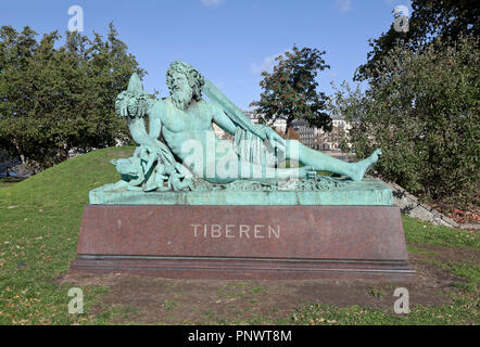 Die Tiberen, den Tiber, Bronze Skulptur auf Granit, benannt nach dem Fluss Tiber in Italien bei Sortedam See bei Søtorvet in Kopenhagen. Siehe Beschreibung. Stockfoto