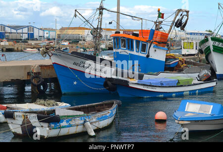 Die handwerkliche Flotte in den Hafen von Olhão, Algarve, Portugal Stockfoto