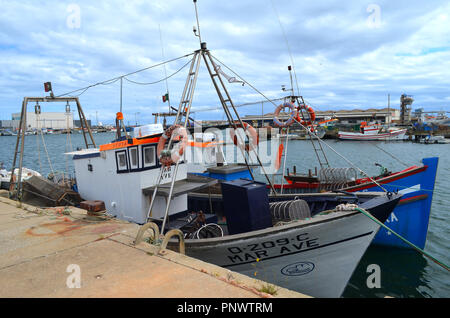 Die handwerkliche Flotte in den Hafen von Olhão, Algarve, Portugal Stockfoto