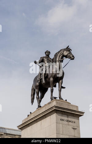 London. September 2018. Ein Blick auf die Statue von König George IV auf dem Trafalgar Square in London. Stockfoto