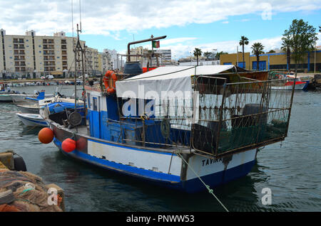 Die handwerkliche Flotte in den Hafen von Olhão, Algarve, Portugal Stockfoto