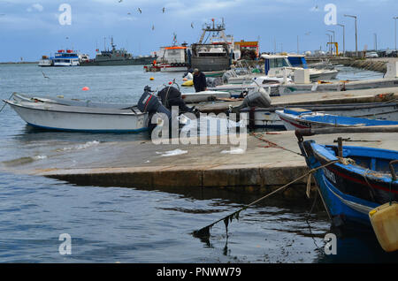 Die handwerkliche Flotte in den Hafen von Olhão, Algarve, Portugal Stockfoto