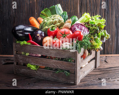 Frische bunte Gemüse in Holzkiste. Holz- Hintergrund. Stockfoto