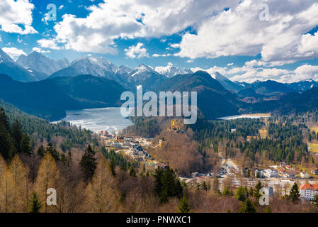 Landsqape Frühling Blick von deutschen Schloss Neuschwanstein bwtween Bergen Stockfoto