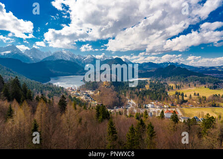 Landsqape Frühling Blick von deutschen Schloss Neuschwanstein bwtween Bergen Stockfoto