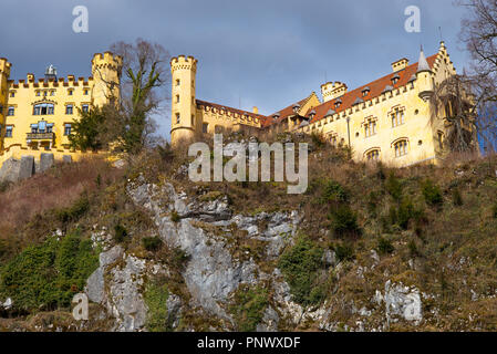 Landsqape Frühling Blick von deutschen Schloss Neuschwanstein bwtween Bergen Stockfoto