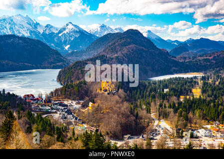 Landsqape Frühling Blick von deutschen Schloss Neuschwanstein bwtween Bergen Stockfoto