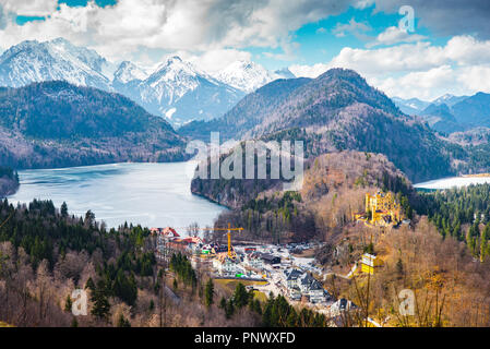 Landsqape Frühling Blick von deutschen Schloss Neuschwanstein bwtween Bergen Stockfoto