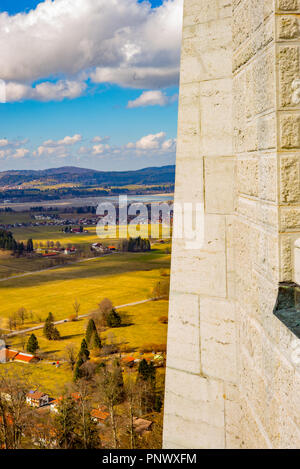 Landsqape Frühling Blick von deutschen Schloss Neuschwanstein bwtween Bergen Stockfoto