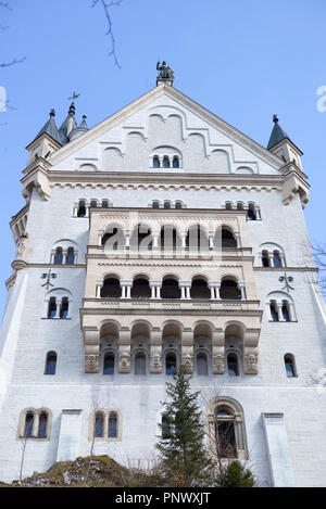 Landsqape Frühling Blick von deutschen Schloss Neuschwanstein bwtween Bergen Stockfoto