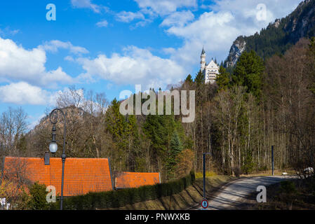 Landsqape Frühling Blick von deutschen Schloss Neuschwanstein bwtween Bergen Stockfoto