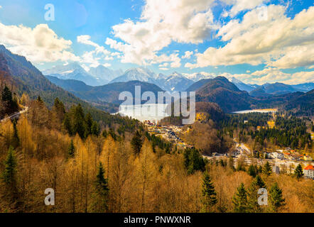 Landsqape Frühling Blick von deutschen Schloss Neuschwanstein bwtween Bergen Stockfoto