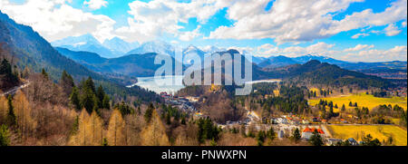 Landsqape Frühling Blick von deutschen Schloss Neuschwanstein bwtween Bergen Stockfoto