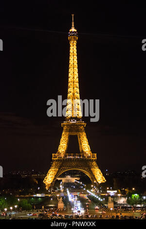 Majestic Eiffelturm bei Nacht Stockfoto
