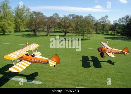 Breitling aerosuperbatics Wingwalkers Boeing Stearman Flugzeuge vom Henham Park grass airstrip in der Landschaft von Suffolk. Sonnigen Tag Stockfoto