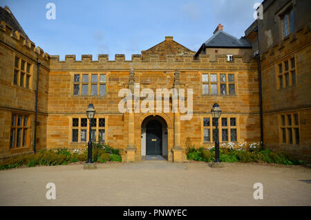 Eingang zu den kürzlich restaurierten Delapre Abtei, Northamptonshire Stockfoto