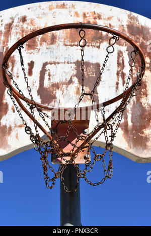 Alten rostigen Basketballkorb Stockfoto