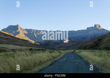 Südafrikanische Wahrzeichen, Amphitheater vom Royal Natal National Park. Drakensberg Berge Landschaft. Höchste Gipfel Stockfoto