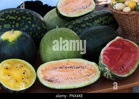 Verschiedene Arten von Wassermelonen (Mond, gelb, orange und rot) Stockfoto