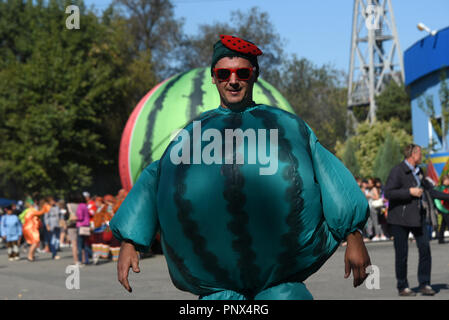 Die Menschen in der Wassermelone Kostüm während des Festivals von Wassermelonen in Astrachan, Russland. Stockfoto