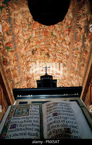 Königliche Sitz von San Lorenzo de El Escorial. Auf Geheiß von Philip II (1557) errichtet. Gewölbe der religiösen Chor dekoriert mit Fresken von Luca Cambiaso (1527-1585). San Lorenzo de El Escorial. Madrid. Spanien. Stockfoto