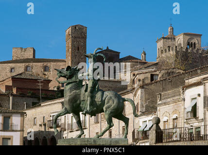 Francisco Pizarro y Gonzalez, 1 los Atabillos (c.1471 oder 1476-1541). Spanische Eroberer des Inkareiches und Gründer von Lima. Reiterstandbild von Charles Rumsey. Hauptplatz. Trujillo. Der Extremadura. Spanien. Stockfoto