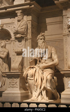 Mose. Marmor Skulptur von Michelangelo Buonarroti (1513-1515). Grab von Papst Julius II. Kirche San Pietro in Vincoli. Rom. Italien. Stockfoto