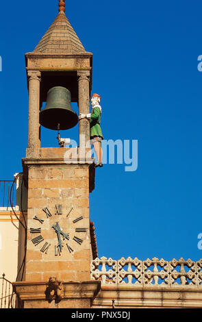 Plasencia Rathaus (16. Jh.). Detail des Glockenturms mit der Figur des Mayorga Großvater (1723). Extremadura. Spanien. Stockfoto