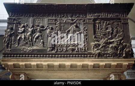 Donatello (1386-1466). Italienische Bildhauer der Renaissance. Reliefs für die Bronze KANZELN in der Kirche von San Lorenzo, mit Hilfe von Studenten Bartolomeo Bellano und Bertoldo di Giovanni. Die Kanzel der Leidenschaft: Links, die geißelung. Center, St. Johannes der Evangelist. Rechts, das Gebet im Garten. (1463-66). Florenz. Italien. Stockfoto