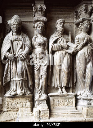 Agreda Kathedrale. Im 12. Jahrhundert erbaut und im 16. Jahrhundert reformiert. Skulpturen des Portals von Sankt Paulus und Sankt Gaudiosus zwischen Karyatiden. Agreda. Aragon. Spanien. Stockfoto
