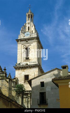 COMUNIDAD VALENCIANA. JATIVA (XATIVA). Vista del Exterior de la COLEGIATA DE LA ASUNCION, Templo de Nuestra Señora de tres Naves catedralicio Cuya construcción se inició en el año 1596. Las mejores de la Torre. Provincia de Valencia. España. Stockfoto