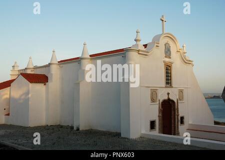 ERMITA da Nossa Senhora das Salas. Es un pequeño Templo de una sola Kirchenschiff construido sobre los restos de otro más antiguo En 1529. Todo el Conjunto está encalado. SINES. Distrito de Setúbal. Portugal. Stockfoto