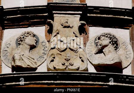 Italien. Mailand. Kirche der Heiligen Maria der Gnade. 15. Jahrhundert. Medaillons von Saint John und Saint Paul. Von außen. Stockfoto