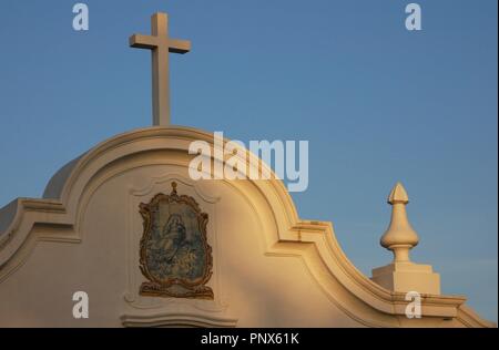 ERMITA da Nossa Senhora das Salas. Es un pequeño Templo de una sola Kirchenschiff construido sobre los restos de otro más antiguo En 1529. Todo el Conjunto está encalado. Las mejores de la parte con una superior CRUZ y un PINACULO CONICO que remata Los contrafuertes de la Iglesia. SINES. Distrito de Setúbal. Portugal. Stockfoto