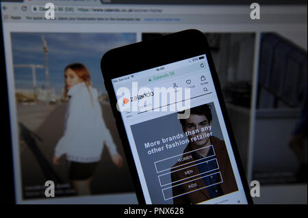 Die Zalando Website auf einem Telefon und Bildschirm Stockfoto