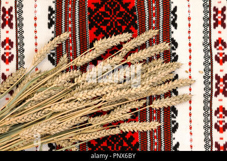 Weizen auf ethnischen ukrainischen traditionellen verzierten Hintergrund Stockfoto