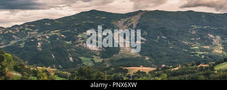 Lanscape whith eine Brücke über eine aktive Erdrutsch; Montefiorino, Modena, Emilia Romagna, Italien. Stockfoto