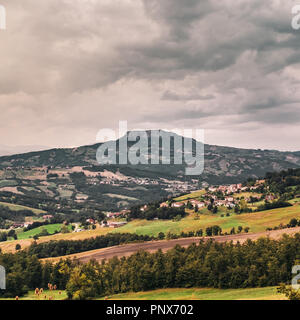 Die Pietra Di Bismantova (bismantova's Stone) gesehen von Quara, Reggio Emila, Emilia Romagna, Italien. Stockfoto