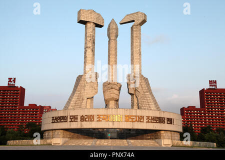 Denkmal für Partei in Pjöngjang, die 1995 gebaut wurde und von mansudae Art Studio entworfen Stockfoto