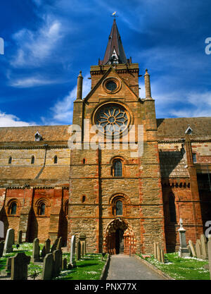 Außenansicht der Suche N an S Querschiff & zentrale Turm von St. Magnus Kathedrale, Kirkwall, Orkney, Schottland, Großbritannien, gegründet 1137 von Earl Rognvald Kolsson. Stockfoto