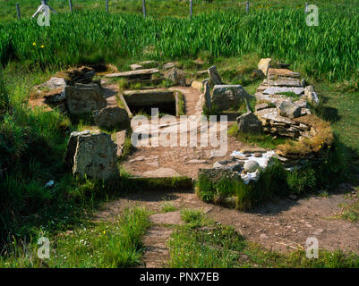 Anzeigen NW durch Eingang der Späten Bronzezeit ovale Gebäude gefunden innerhalb eines großen Damm des gebrannten Steinen Liddle (liddel) Bauernhof, Orkney, Schottland, Großbritannien. Stockfoto