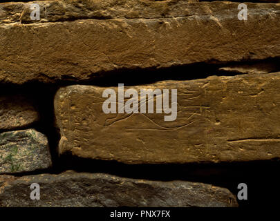 Wikinger Runen & später Graffiti auf dem Türsturz Platte der neu erstellten Seite Zelle Eingang in Unstan Neolithischen chambered Cairn, Orkney, Schottland, Großbritannien. Stockfoto