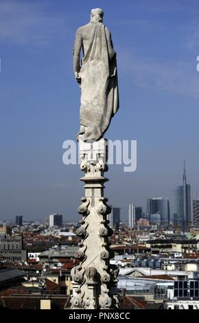 Italien. Mailand. Kathedrale. Gothic. 14. Jahrhundert. Von außen. Statuen schmücken Pinnacle. Fassade. Stockfoto