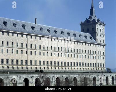 Las MEJORES DE LA FACHADA SUR DEL MONASTERIO DEL ESCORIAL - SIGLO XVI. Autor: HERRERA, JUAN DE. Lage: MONASTERIO - AUSSEN. SAN LORENZO DEL ESCORIAL. MADRID. Spanien. Stockfoto