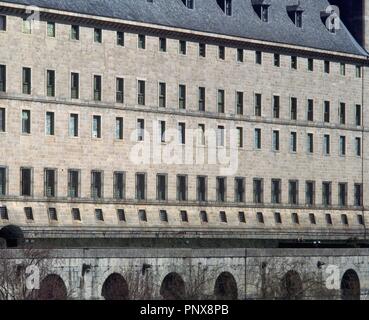 Las MEJORES DE LA FACHADA SUR DEL MONASTERIO DEL ESCORIAL - SIGLO XVI. Autor: HERRERA, JUAN DE. Lage: MONASTERIO - AUSSEN. SAN LORENZO DEL ESCORIAL. MADRID. Spanien. Stockfoto