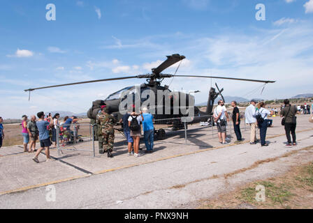 Tanagra, Griechenland. 22 Sep, 2018. Boeing AH-64 Apache Hellenic Army Aviation während der Woche in Athen fliegen Tanagra Airbase. Die Veranstaltung, die von Flying Teams aus der ganzen Welt angesteuert. Athen fliegen Woche 2018 Tanagra Flugplatz Griechenland. Credit: Dimitrios Sotiriou/Pacific Press/Alamy leben Nachrichten Stockfoto