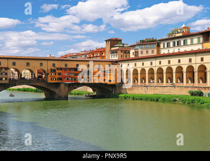 Ponte Vecchio und Bögen des Corridoio Vasariano (Vasari Korridor) über den Arno in Florenz (Firenze), Toskana, Italien Stockfoto