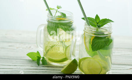 Gläser mit erfrischende Limonade gefüllt Stockfoto