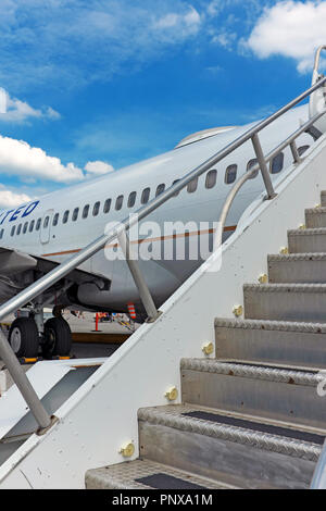 Stufen führen in den hinteren eines United Airlines Boeing 737 während auf dem Asphalt geparkt. Stockfoto